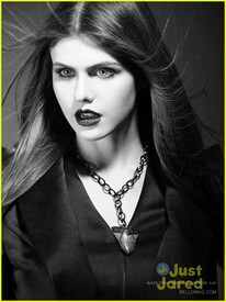 alexandra_daddario_bello_mag_tech_02.jpg