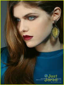 alexandra_daddario_bello_mag_tech_03.jpg