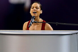 Alicia_Keys_Super_Bowl_XLVII_Baltimore_Ravens_Hh.jpg