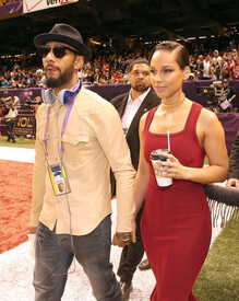 Alicia_Keys_Pepsi_Super_Bowl_XLVII_Pregame_Wt3_Uu.jpg