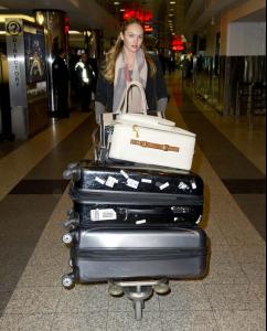 Candice-Swanepoel-a-l-aeroport-de-la-Guardia-de-New-York-le-7-fevrier-2013_portrait_w674.jpg