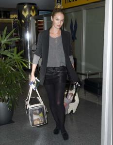 Candice-Swanepoel-a-l-aeroport-de-la-Guardia-de-New-York-le-7-fevrier-2013_portrait_w6743.jpg