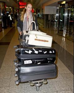 Candice-Swanepoel-a-l-aeroport-de-la-Guardia-de-New-York-le-7-fevrier-2013_portrait_w6741.jpg