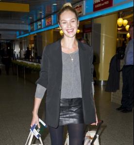 Candice-Swanepoel-a-l-aeroport-de-la-Guardia-de-New-York-le-7-fevrier-2013_portrait_w6745.jpg