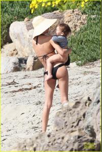 miranda-kerr-orlando-bloom-kite-flying-with-flynn-01.jpg