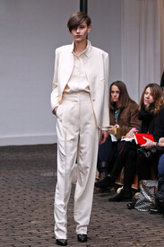 Christophe Lemaire Fall 2013 4exF9APn_Eox.jpg