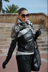 blackwhitescarf1.jpg