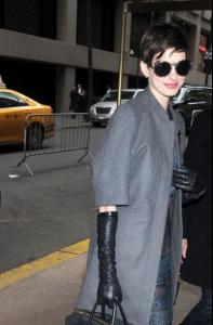 805936-anne-hathaway-fidele-a-ses-lunettes-637x0-2.jpg