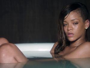 Rihanna Stay_25.jpg