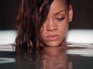 Rihanna Stay_26.jpg