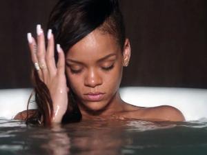 Rihanna Stay_35.jpg