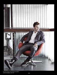 Sam-Claflin-SID-Magazine-03.jpg