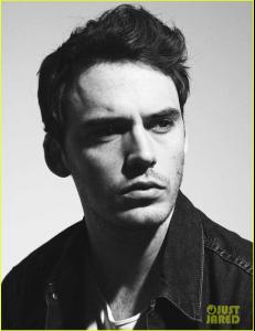 sam-claflin-flaunt-feature-03.jpg