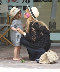 Skyler_Berman_Rachel_Zoe_Family_Shopping_Malibu.jpg