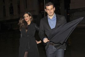 1390636-iker-casillas-et-sa-compagne-sara-orig-2.jpg