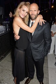260E630100000578-0-Playful_Rosie_Huntington_Whiteley_and_Jason_Statham_continued_wh-m-21_14248585588.jpg