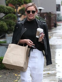 Hilary Duff Getting Lunch Go West Hollywood _QoDMYlUvFhx.jpg