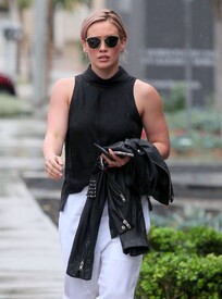 Hilary Duff Getting Lunch Go West Hollywood OWwa7gHPCOJx.jpg