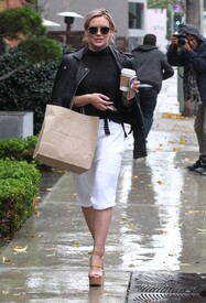 Hilary Duff Getting Lunch Go West Hollywood VyqF3ciH1z1x.jpg