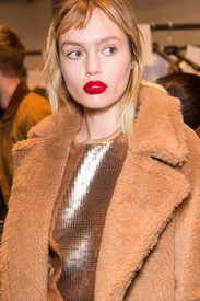 MaxMara Fall 2016 Backstage c52kCkk9FpTx.jpg