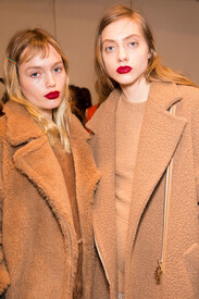 MaxMara Fall 2016 Backstage dGIbayx9np3x.jpg