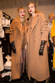 MaxMara Fall 2016 Backstage gCpEetX7X7mx.jpg