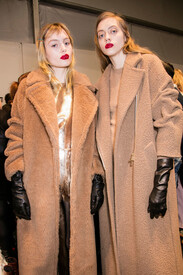 MaxMara Fall 2016 Backstage vwmoDPz4Ht2x.jpg