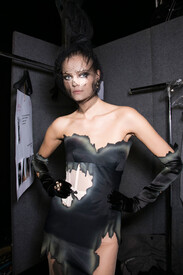 Moschino Fall 2016 Backstage 7bMCfZ9TvPEx.jpg