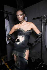 Moschino Fall 2016 Backstage DYXoauLdJZZx.jpg