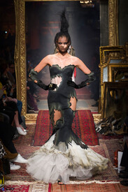 Moschino Fall 2016 QTLdQXEx3pyx.jpg