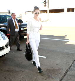 Bella-Hadid-at-LAX-Airport--02.jpg