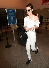 Bella-Hadid-at-LAX-Airport--03.jpg