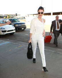 Bella-Hadid-at-LAX-Airport--04.jpg