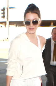 Bella-Hadid-at-LAX-Airport--07.jpg