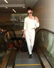 Bella-Hadid-at-LAX-Airport--08.jpg