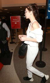 Bella-Hadid-at-LAX-Airport--09.jpg