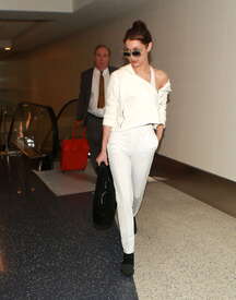 Bella-Hadid-at-LAX-Airport--11.jpg