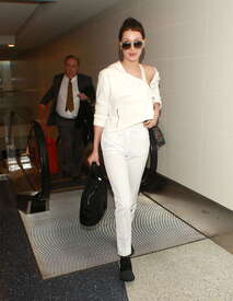 Bella-Hadid-at-LAX-Airport--12.jpg