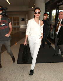 Bella-Hadid-at-LAX-Airport--13.jpg