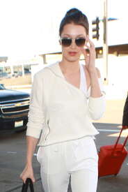 Bella-Hadid-at-LAX-Airport--14.jpg