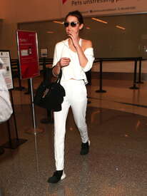 Bella-Hadid-at-LAX-Airport--15.jpg