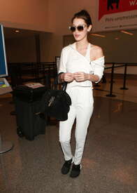 Bella-Hadid-at-LAX-Airport--16.jpg