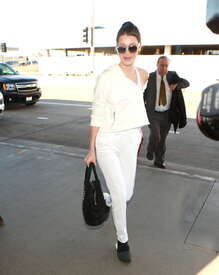 Bella-Hadid-at-LAX-Airport--18.jpg