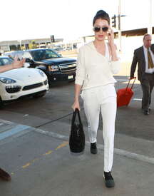 Bella-Hadid-at-LAX-Airport--22.jpg