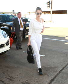 Bella-Hadid-at-LAX-Airport--24.jpg