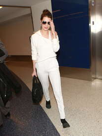 Bella-Hadid-at-LAX-Airport--25.jpg