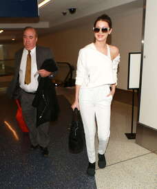 Bella-Hadid-at-LAX-Airport--26.jpg