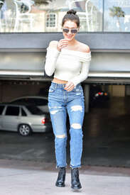 Bella-Hadid-in-Ripped-Jeans--03.jpg