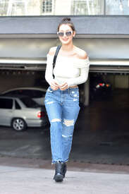 Bella-Hadid-in-Ripped-Jeans--05.jpg