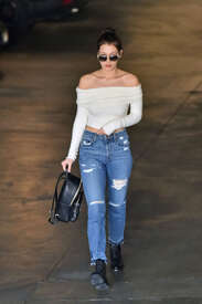 Bella-Hadid-in-Ripped-Jeans--06.jpg